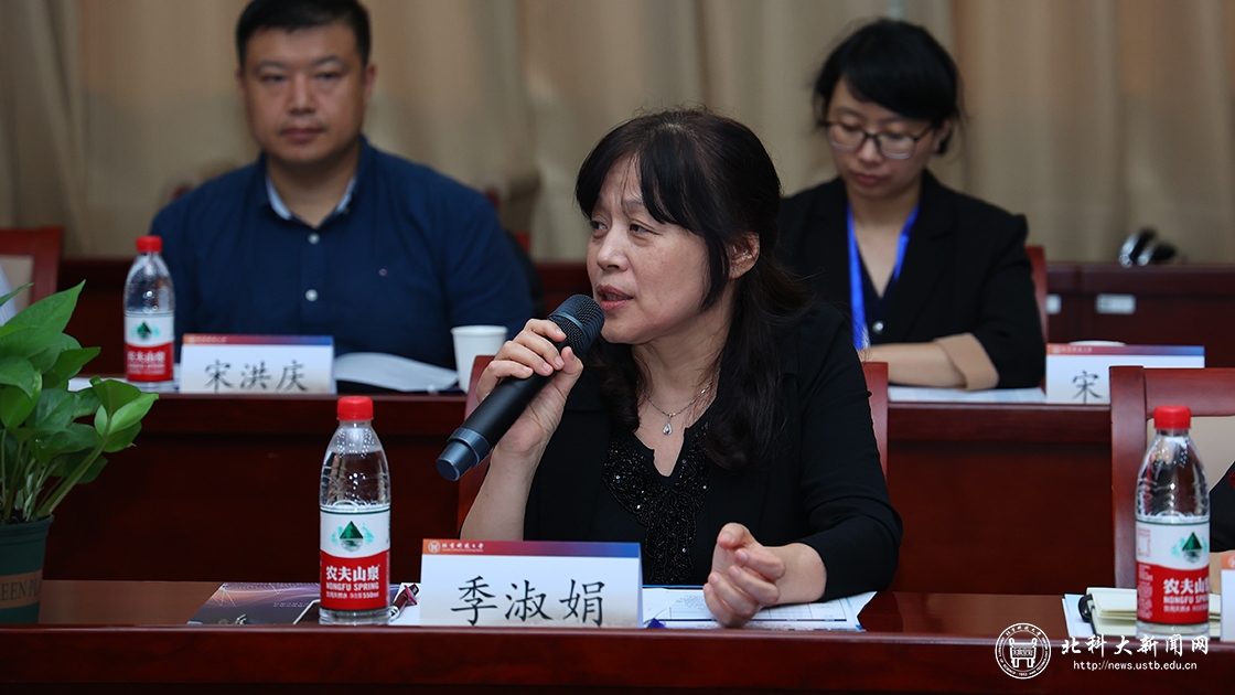 26ff9783fe7ce0af67bd635f6665fbcd.jpg 4季淑娟宣读青年编委职责.jpg