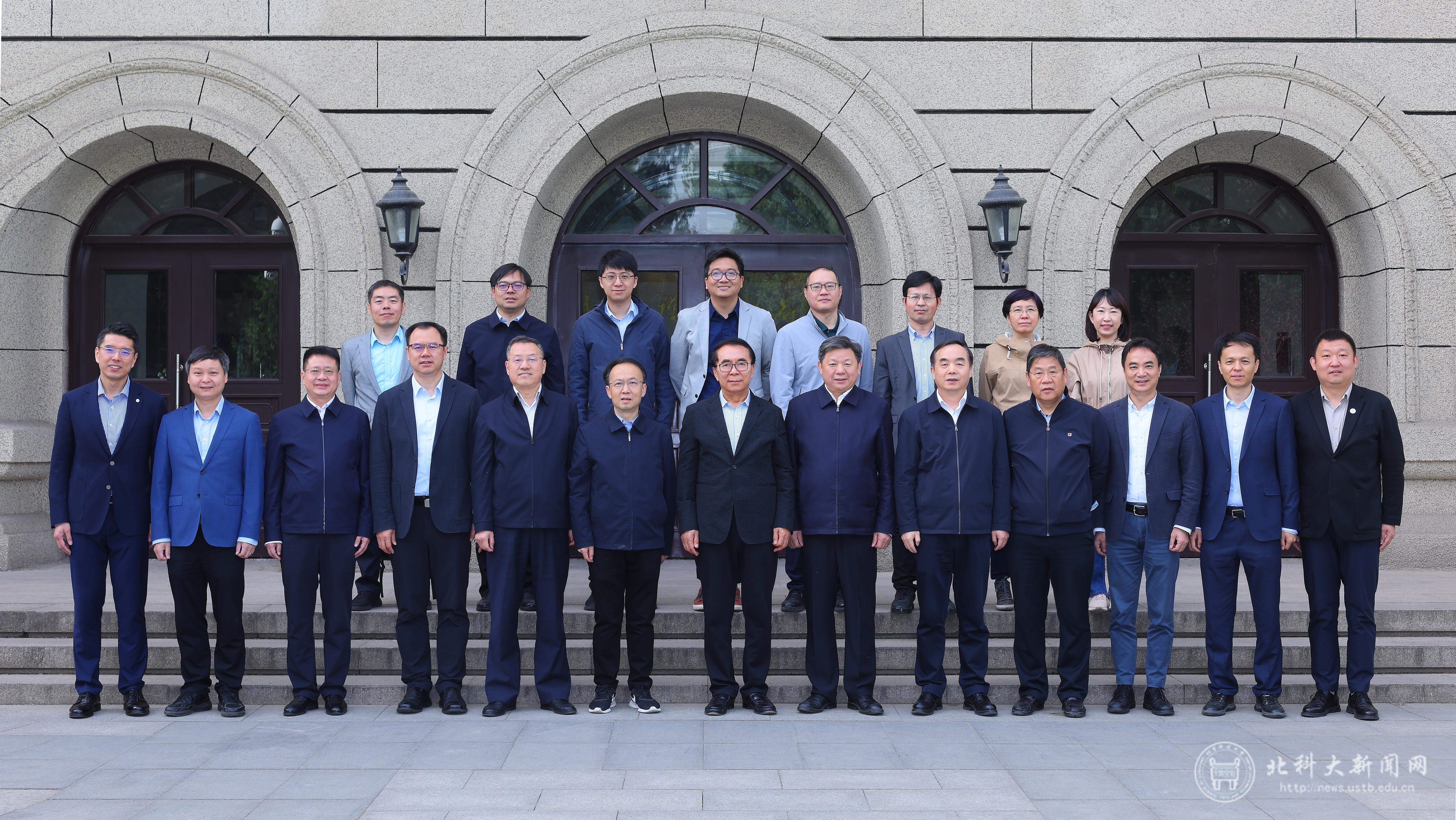 合照删除红色横幅.jpg 合照删除红色横幅.jpg